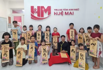 TRẢI NGHIỆM VIẾT THƯ PHÁP TẠI HUỆ MAI LOVERA